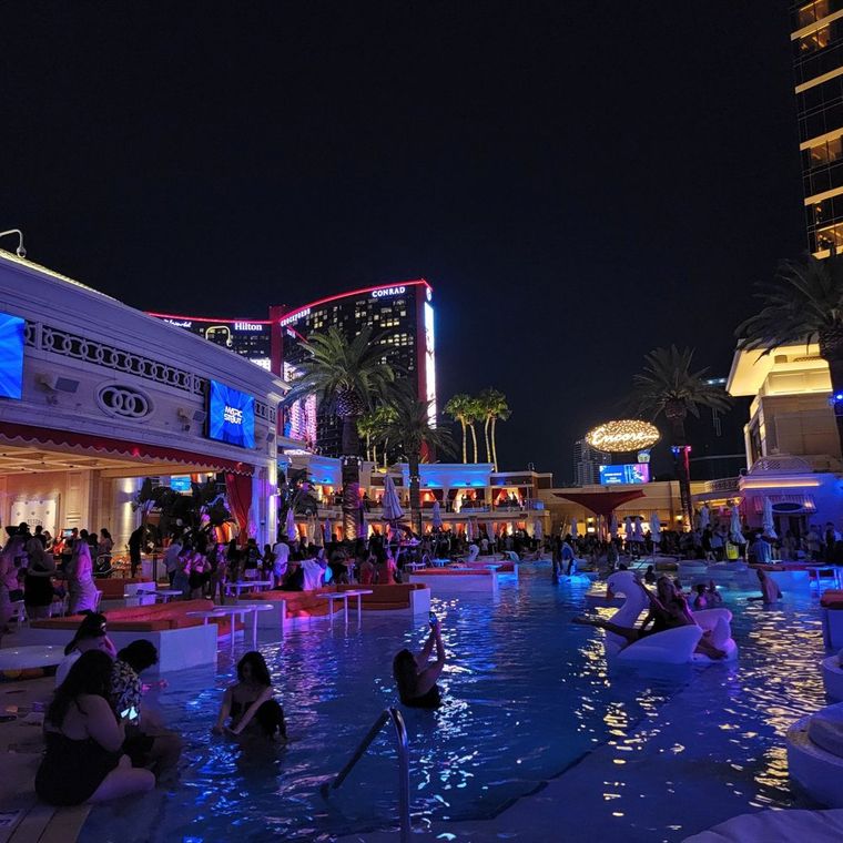 College Vibes and Vegas Nights: Uncovering the Best College Bars and Clubs in Las Vegas, NV