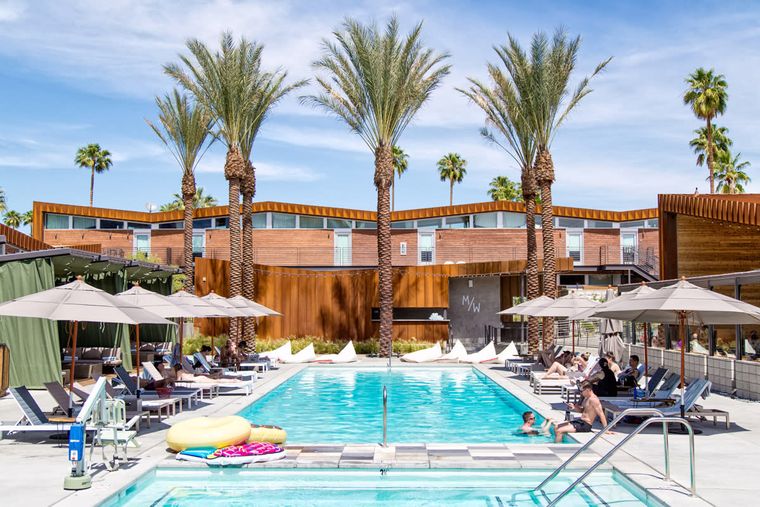 Palm Springs’ Poolside Paradise: Top Pool Bars to Visit